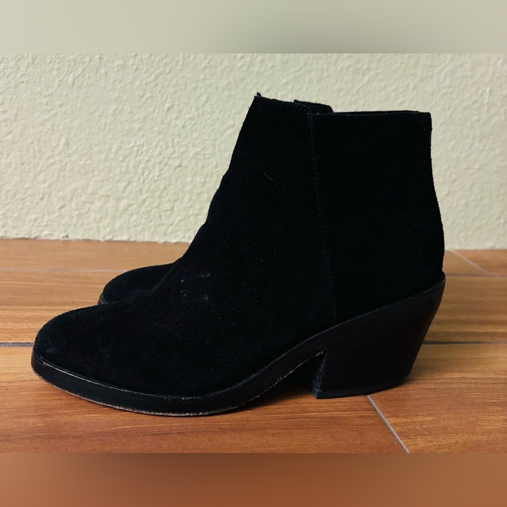 Eileen Fisher Peer Suede Heeled Rear Zipper Black I’m Ankle Bootie Size: 6.5